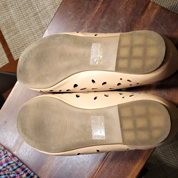 Roomy Scalloped Round Toe Flats - Picture 6 of 9